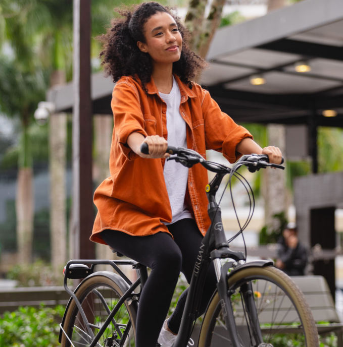 Mulher pedalando